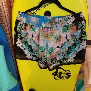 Bisou Bisou floral short. Size L.